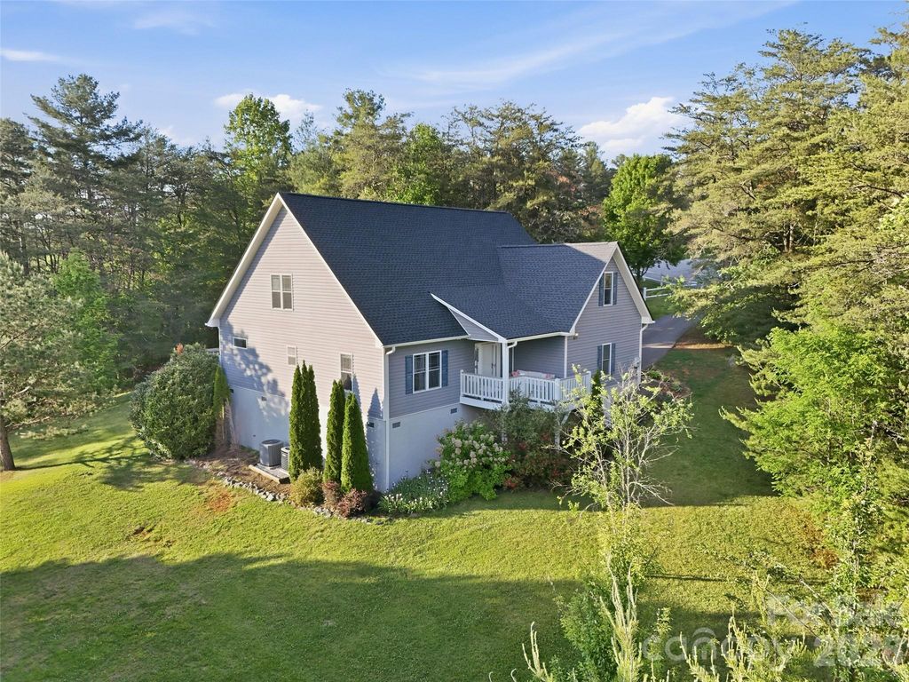 16 Lancaster Lane, Weaverville, NC 28787