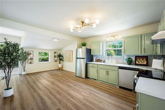 9808 E 22nd Street S, Independence, MO 64052
