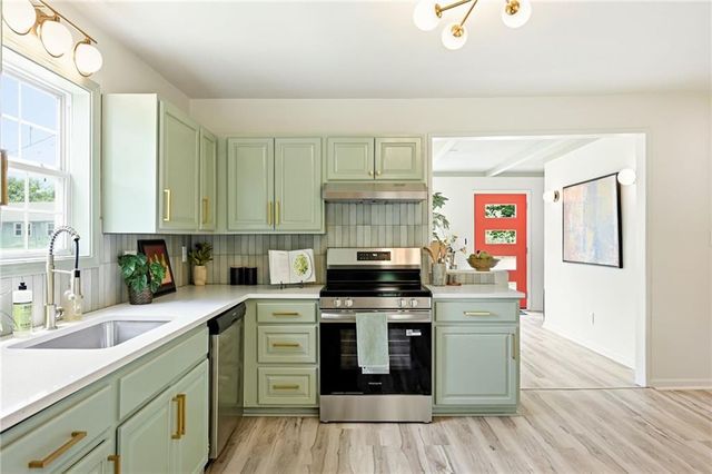 9808 E 22nd Street S, Independence, MO 64052