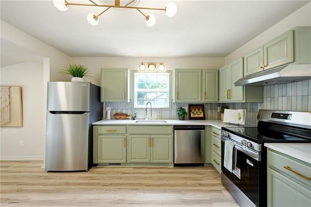 9808 E 22nd Street S, Independence, MO 64052