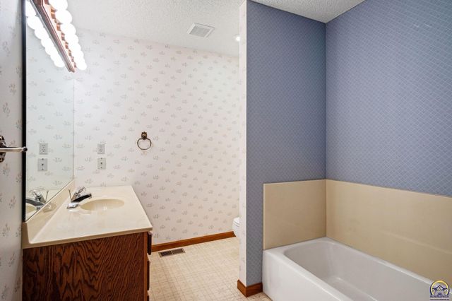 5320 SW Burlingame RD, Topeka, KS 66609