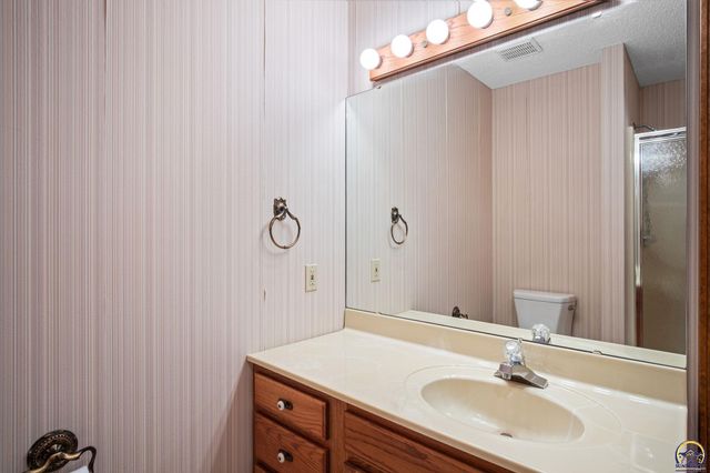 5320 SW Burlingame RD, Topeka, KS 66609