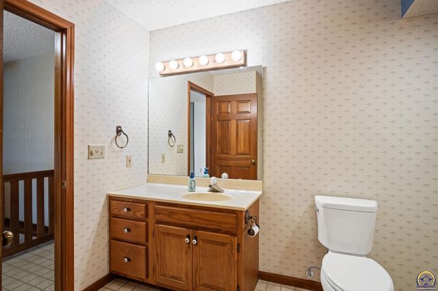 5320 SW Burlingame RD, Topeka, KS 66609