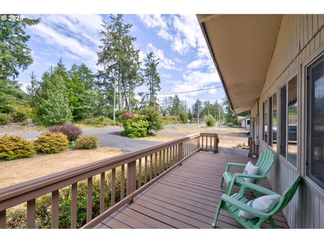 27521 U St, Ocean Park, WA 98640