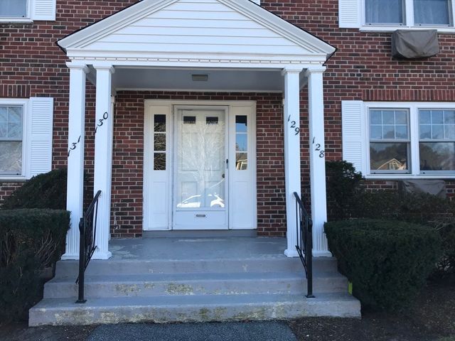 128 Emerson Gardens 128, Lexington, MA 02420