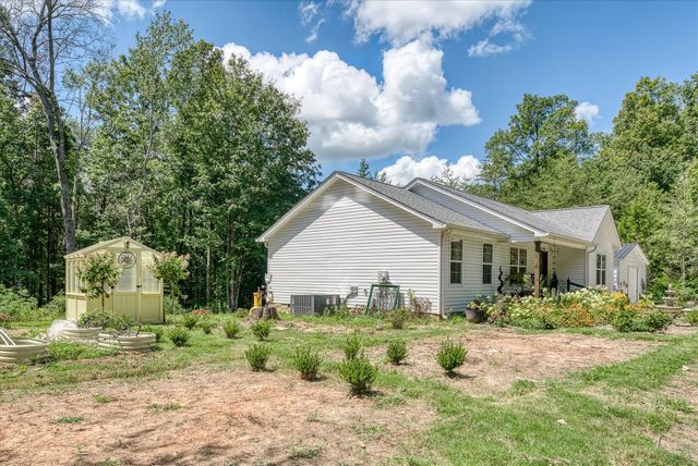 360 Hickory Ln, Sparta, TN 38583