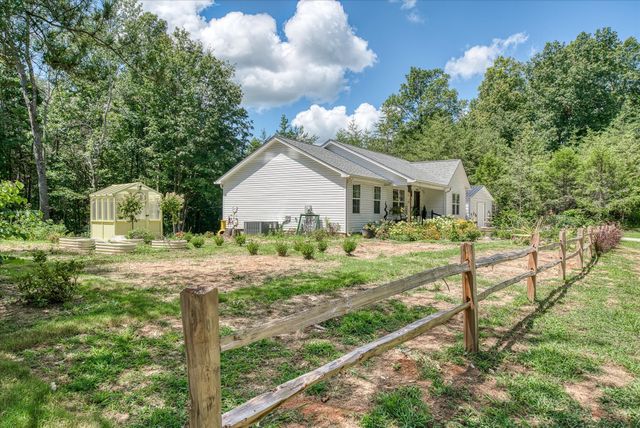 360 Hickory Ln, Sparta, TN 38583