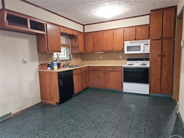 1517 Colony East Circle, Stone Mountain, GA 30083