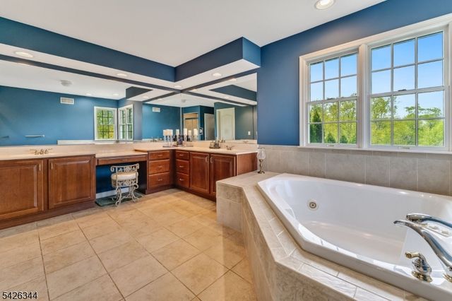 22 Patrick Henry Pl, Raritan Twp., NJ 08551