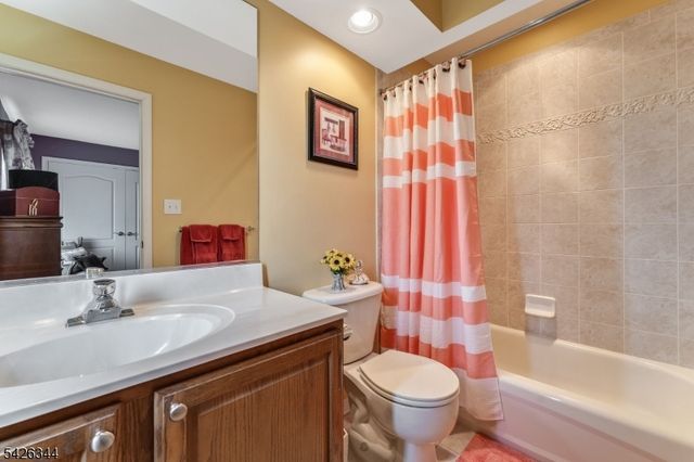 22 Patrick Henry Pl, Raritan Twp., NJ 08551