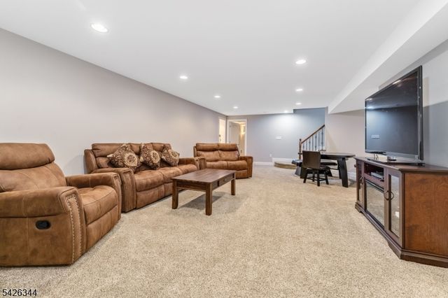 22 Patrick Henry Pl, Raritan Twp., NJ 08551