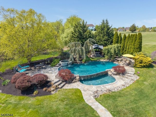 22 Patrick Henry Pl, Raritan Twp., NJ 08551
