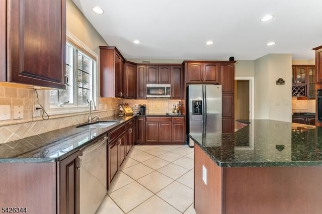 22 Patrick Henry Pl, Raritan Twp., NJ 08551
