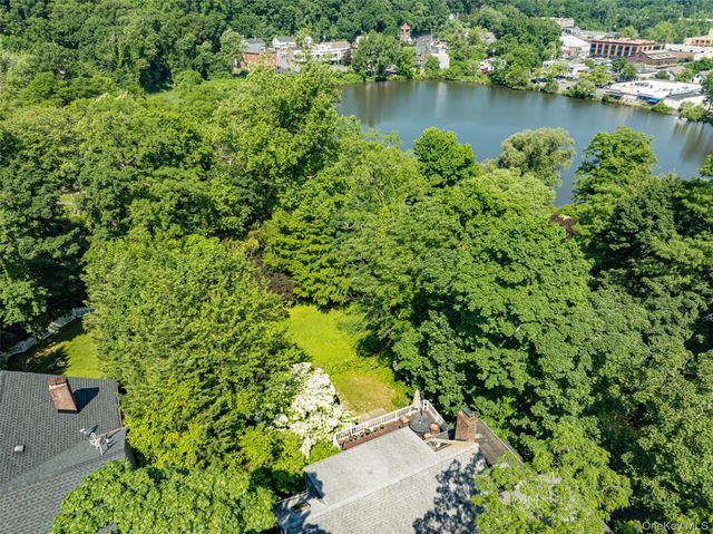90 E Broadway, Roslyn, NY 11576