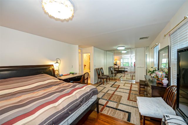 90 E Broadway, Roslyn, NY 11576
