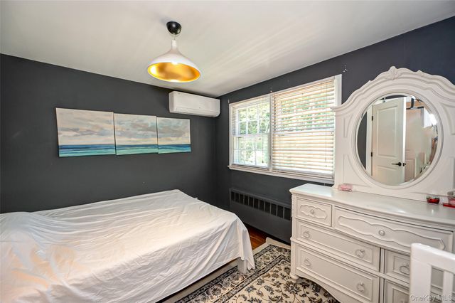 90 E Broadway, Roslyn, NY 11576