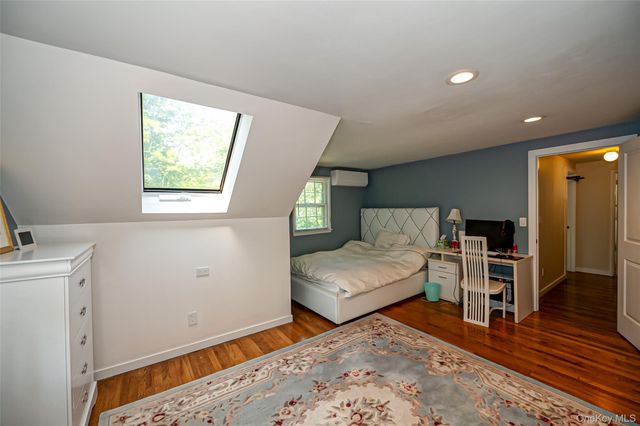 90 E Broadway, Roslyn, NY 11576