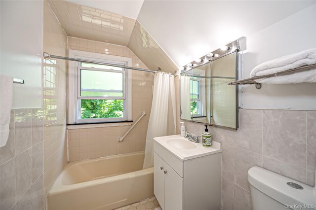 90 E Broadway, Roslyn, NY 11576