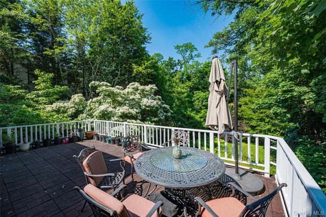 90 E Broadway, Roslyn, NY 11576