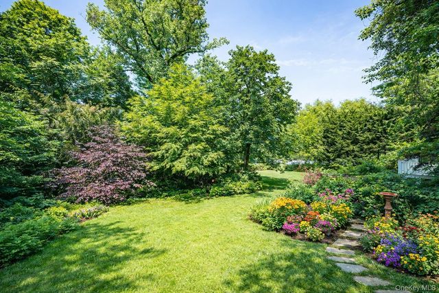 90 E Broadway, Roslyn, NY 11576