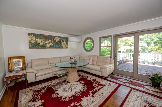 90 E Broadway, Roslyn, NY 11576