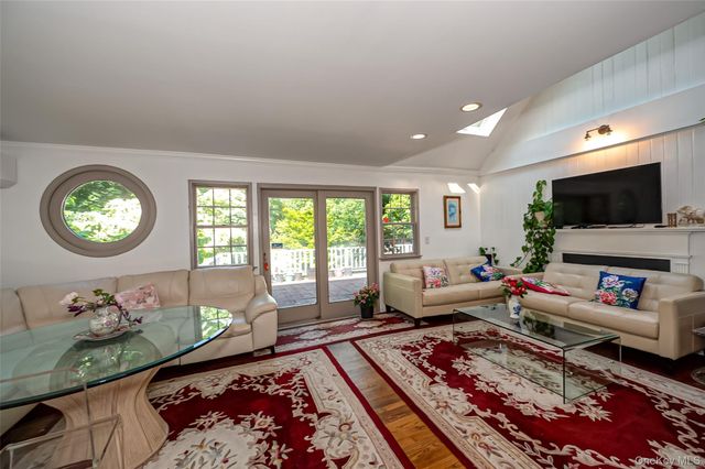 90 E Broadway, Roslyn, NY 11576