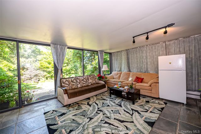 90 E Broadway, Roslyn, NY 11576