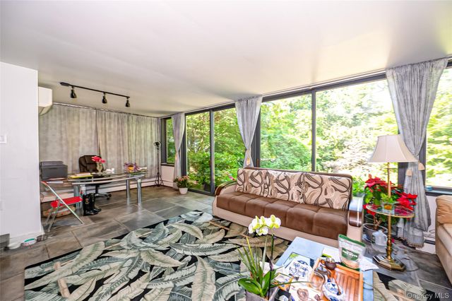90 E Broadway, Roslyn, NY 11576