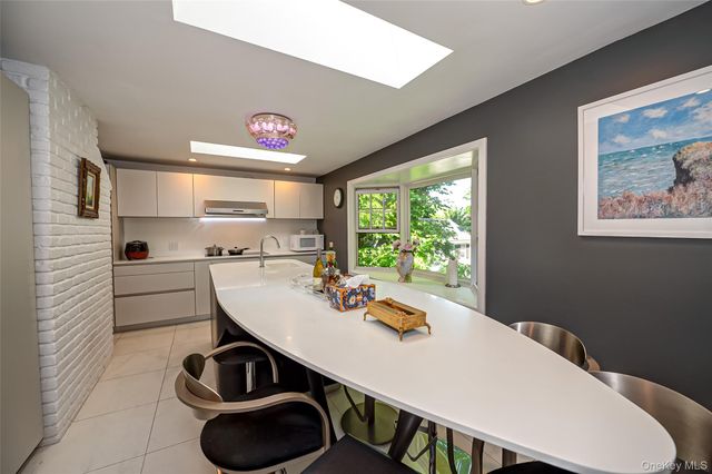 90 E Broadway, Roslyn, NY 11576