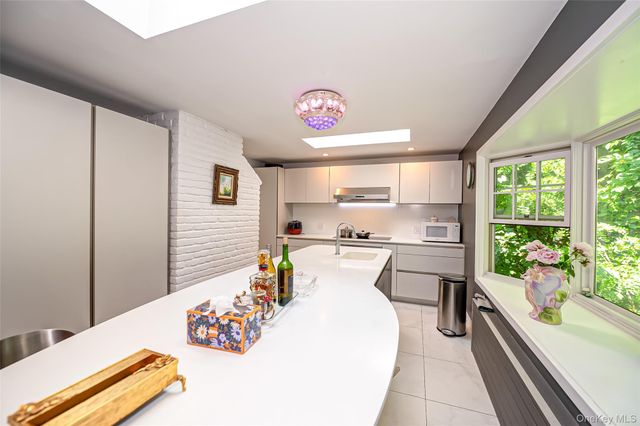 90 E Broadway, Roslyn, NY 11576