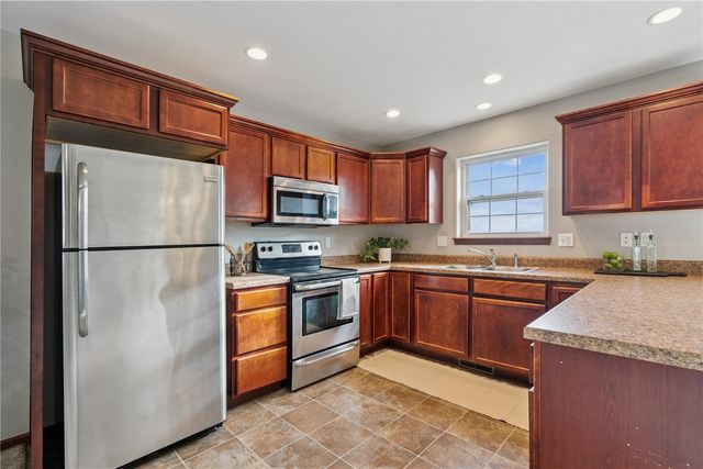 107 Woodstone Lane SW, Cedar Rapids, IA 52404