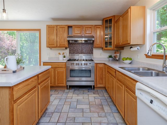 1042 Hunter Ridge, Battle Creek, MI 49017