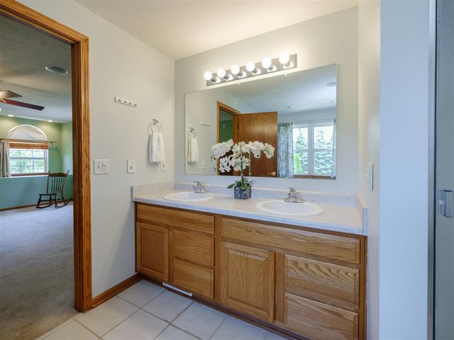 1042 Hunter Ridge, Battle Creek, MI 49017