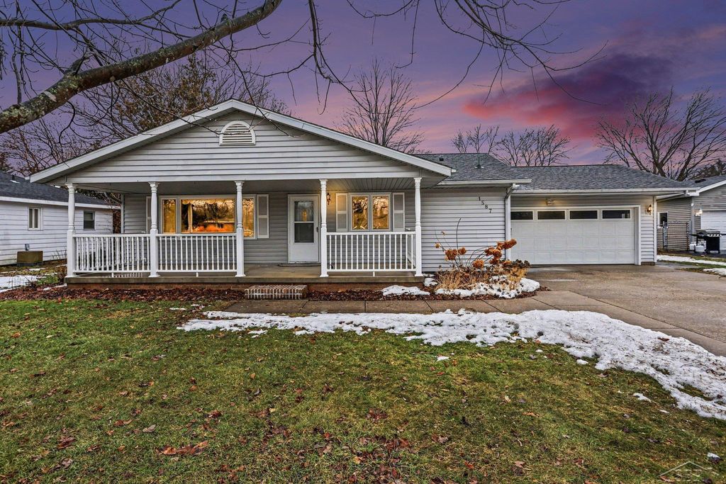 1587 N Knight Road, Essexville, MI 48732