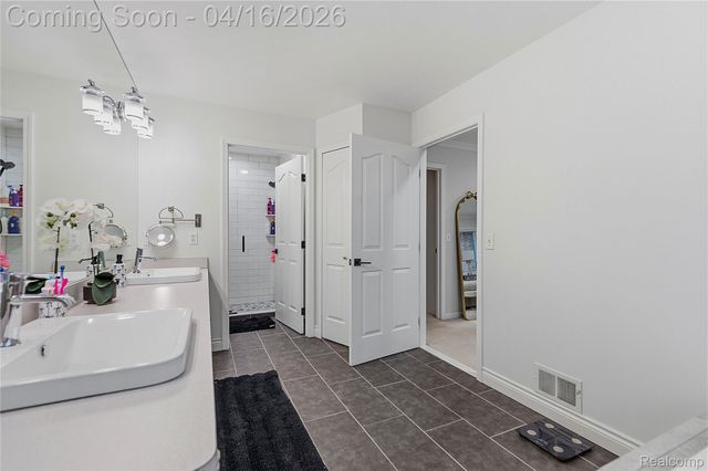 54126 Scarboro Way, Shelby Charter Township, MI 48316