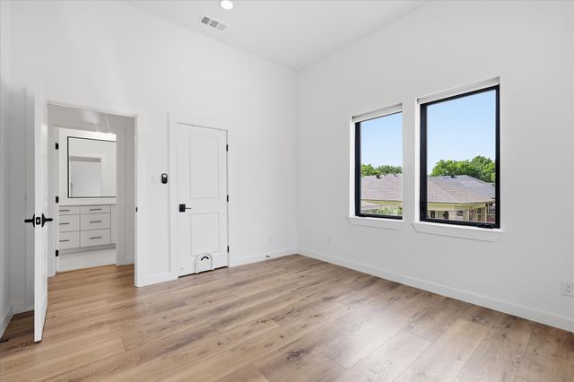 453 W Morphy Street, Fort Worth, TX 76104