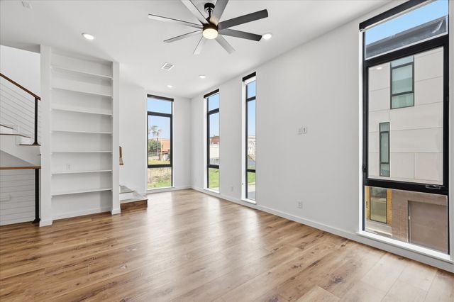 453 W Morphy Street, Fort Worth, TX 76104