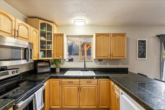 1404 N SPRING MOUNTAIN RD, Springville, UT 84663