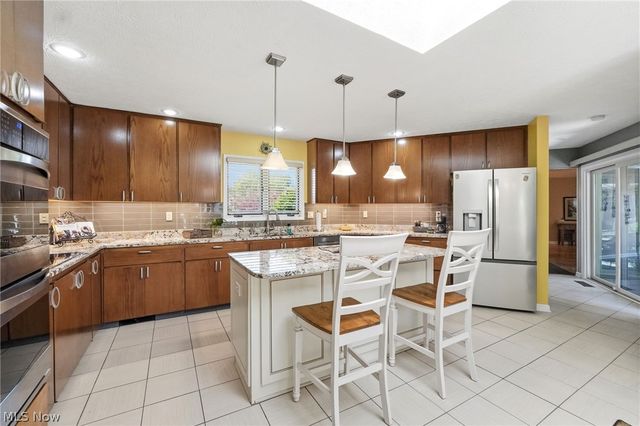 21300 Oak Bark Trail 9, Strongsville, OH 44149