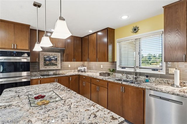 21300 Oak Bark Trail 9, Strongsville, OH 44149