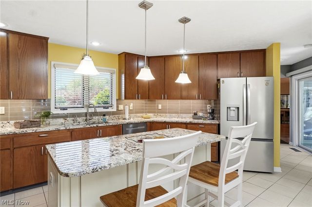 21300 Oak Bark Trail 9, Strongsville, OH 44149