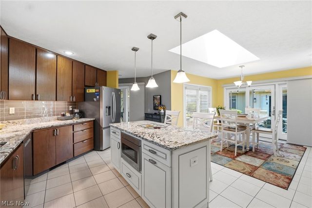 21300 Oak Bark Trail 9, Strongsville, OH 44149