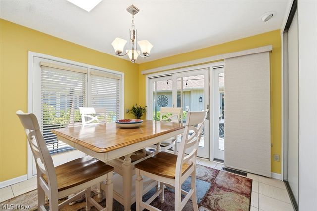 21300 Oak Bark Trail 9, Strongsville, OH 44149