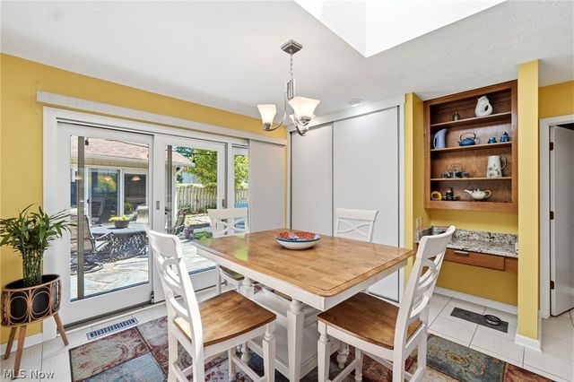 21300 Oak Bark Trail 9, Strongsville, OH 44149