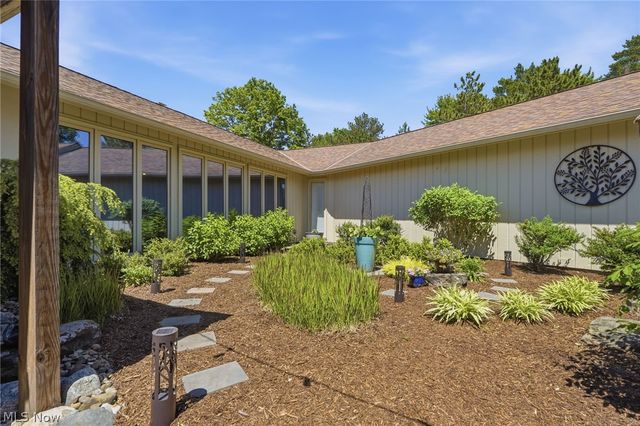 21300 Oak Bark Trail 9, Strongsville, OH 44149
