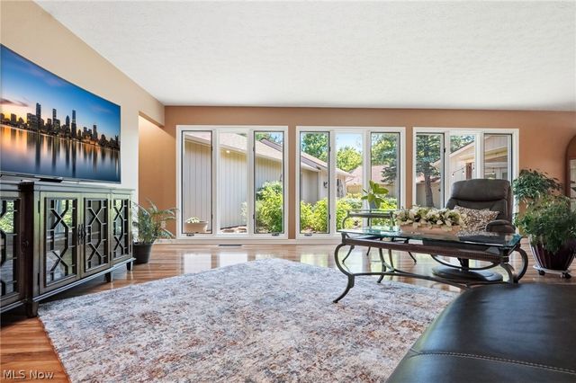 21300 Oak Bark Trail 9, Strongsville, OH 44149