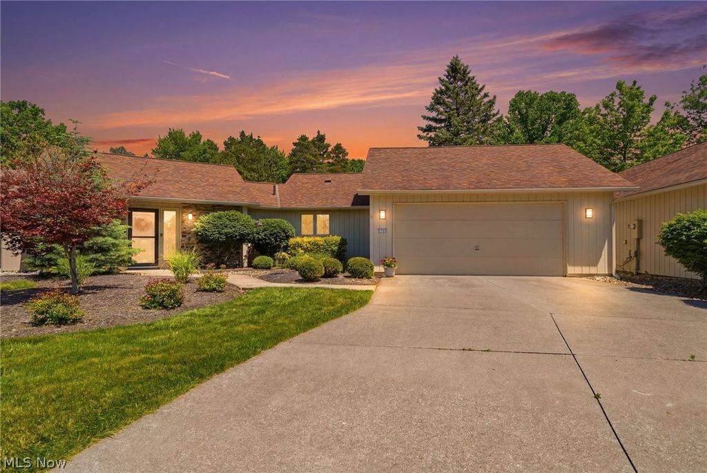 21300 Oak Bark Trail 9, Strongsville, OH 44149