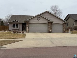 800 W Sterling Oak Cir, Sioux Falls, SD 57108