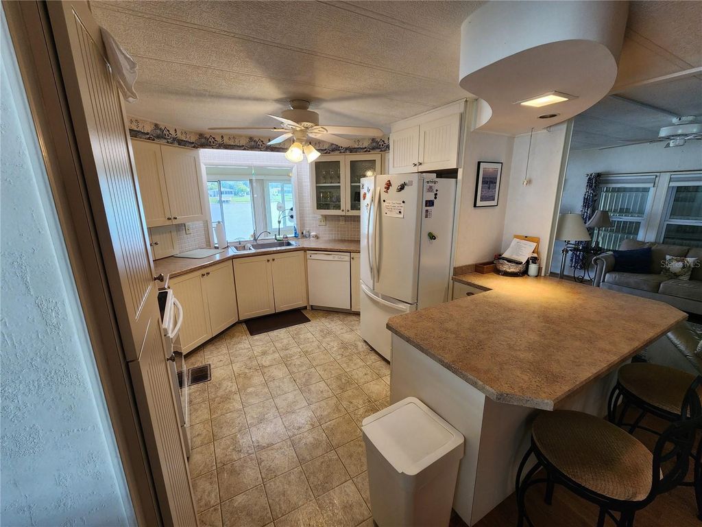 Image 7 of property listing at 808 53RD AVENUE E 169, Bradenton, FL 34203