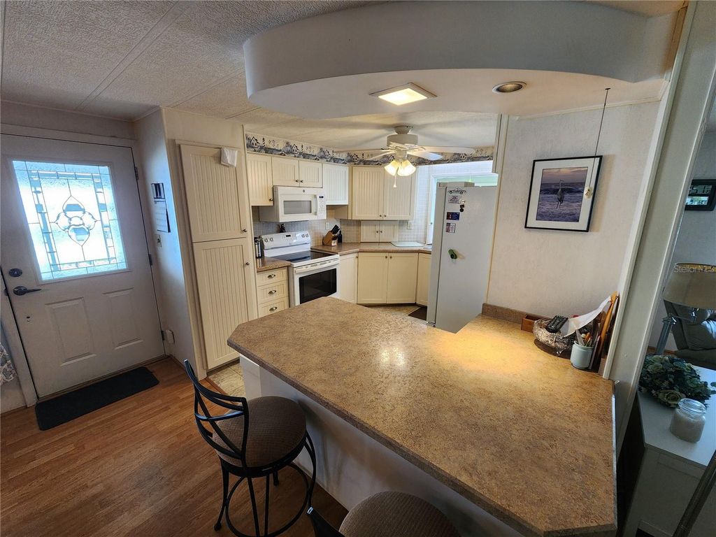 Image 8 of property listing at 808 53RD AVENUE E 169, Bradenton, FL 34203